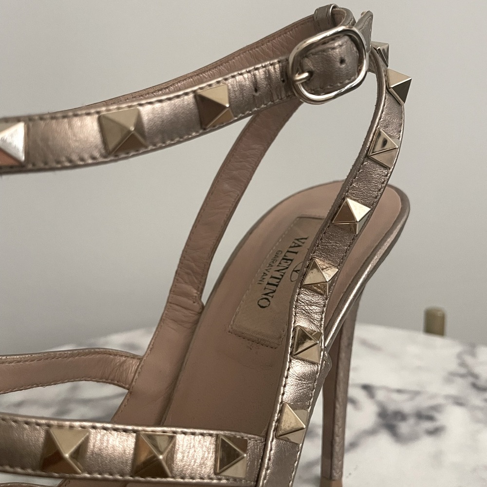 ROCKSTUD METALLIC ANKLE STRAP PUMP 100 MM